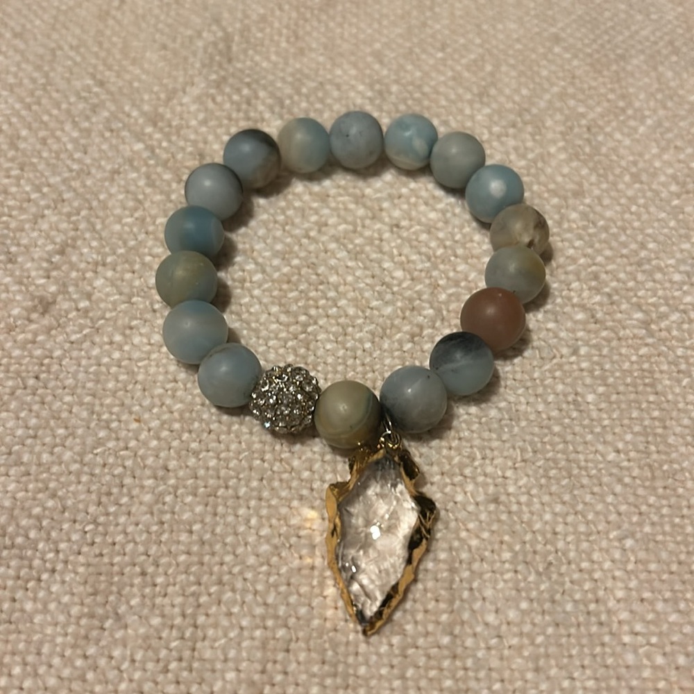 Elegant multicolor Blue / Tan Beaded Bracelet with Clear Arrowhead Gold accents